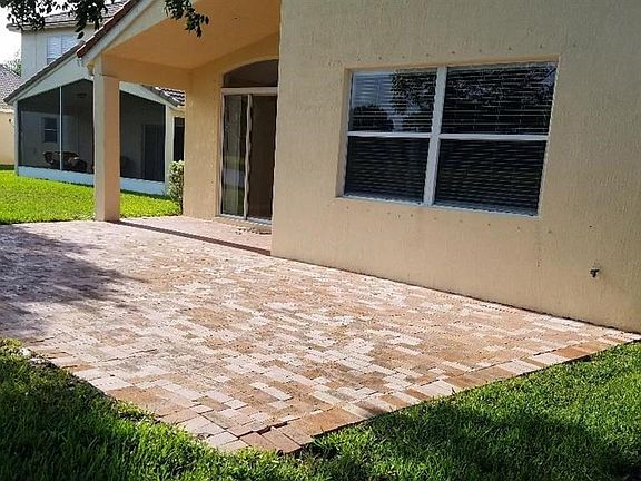 4th image of 605 NW Stanford Ln
