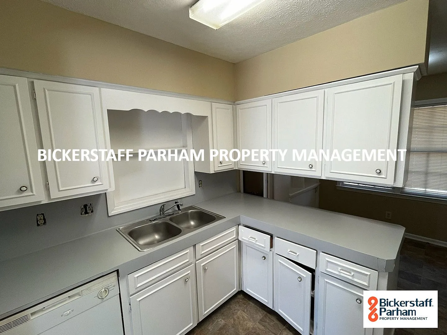 Beautiful 3-Bedroom Columbus Home with Spacious Living Areas & Fireplace — Photo 4