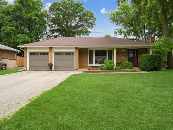 2033 Saxon Rd, Oakville, ON L6L 2V1