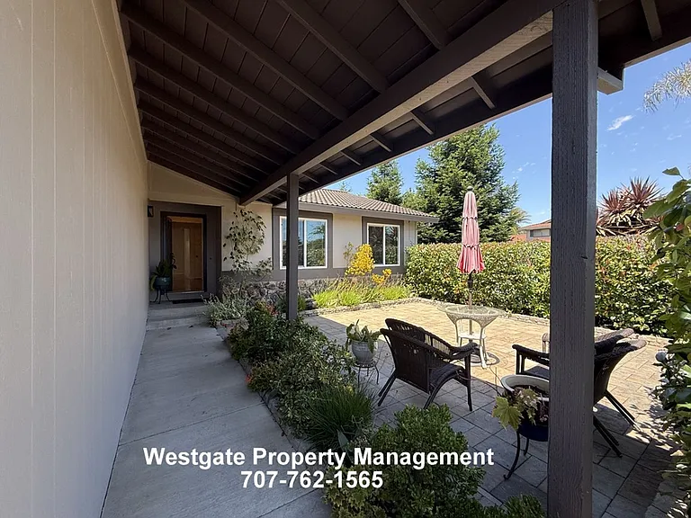 400 Smith Ct — Photo 3