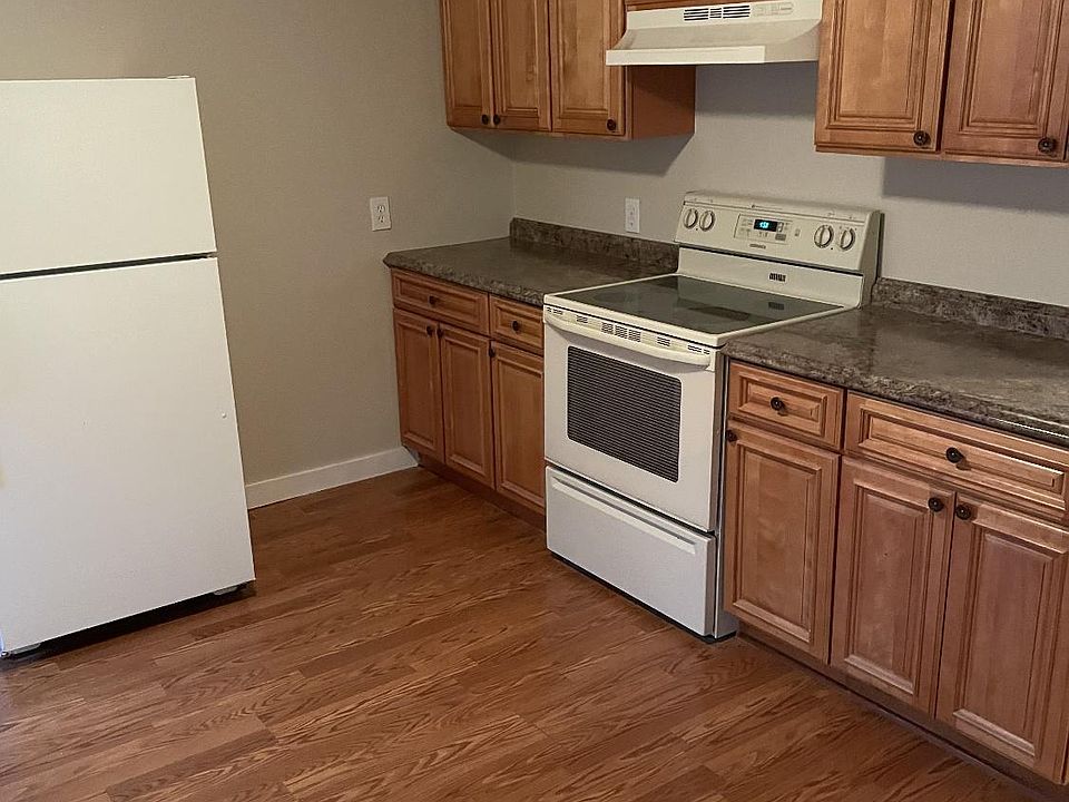Huge kitchen, plenty of cabinets Ceiling fan