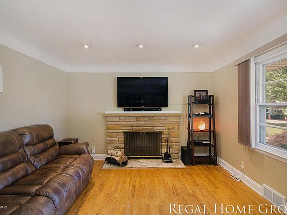 4th image of 1834 Lynne Ln NW