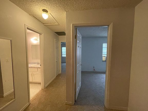 4th image of 635 W Oak Terrace Dr