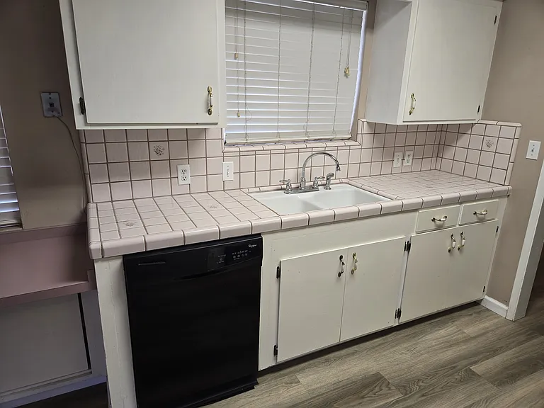 1860 W Henderson Ave #A — Photo 23