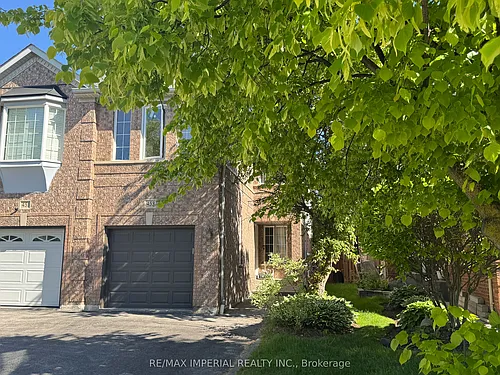 453 Heddle Cres Photo 1