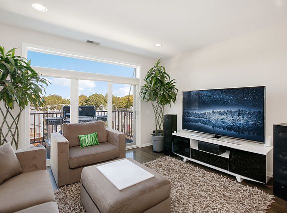 5th image of 2040 W Belmont Ave APT 408
