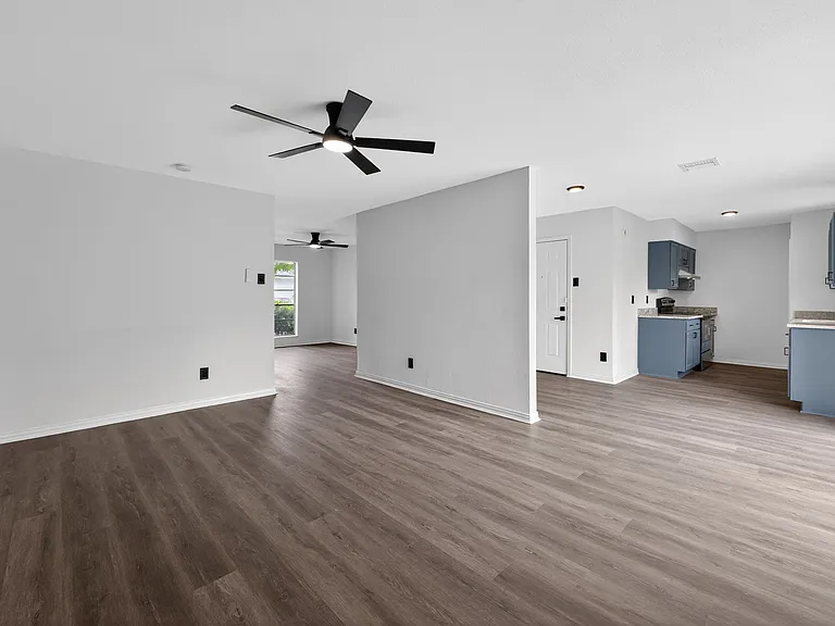 302 Independence Dr — Photo 1