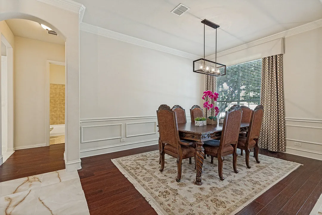 6 bed, 4542 sqft, $4,800 — Photo 4