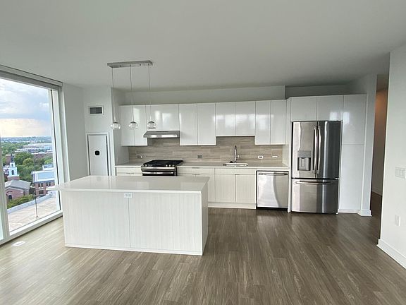 2nd image of 2470 N Lincoln Ave #705