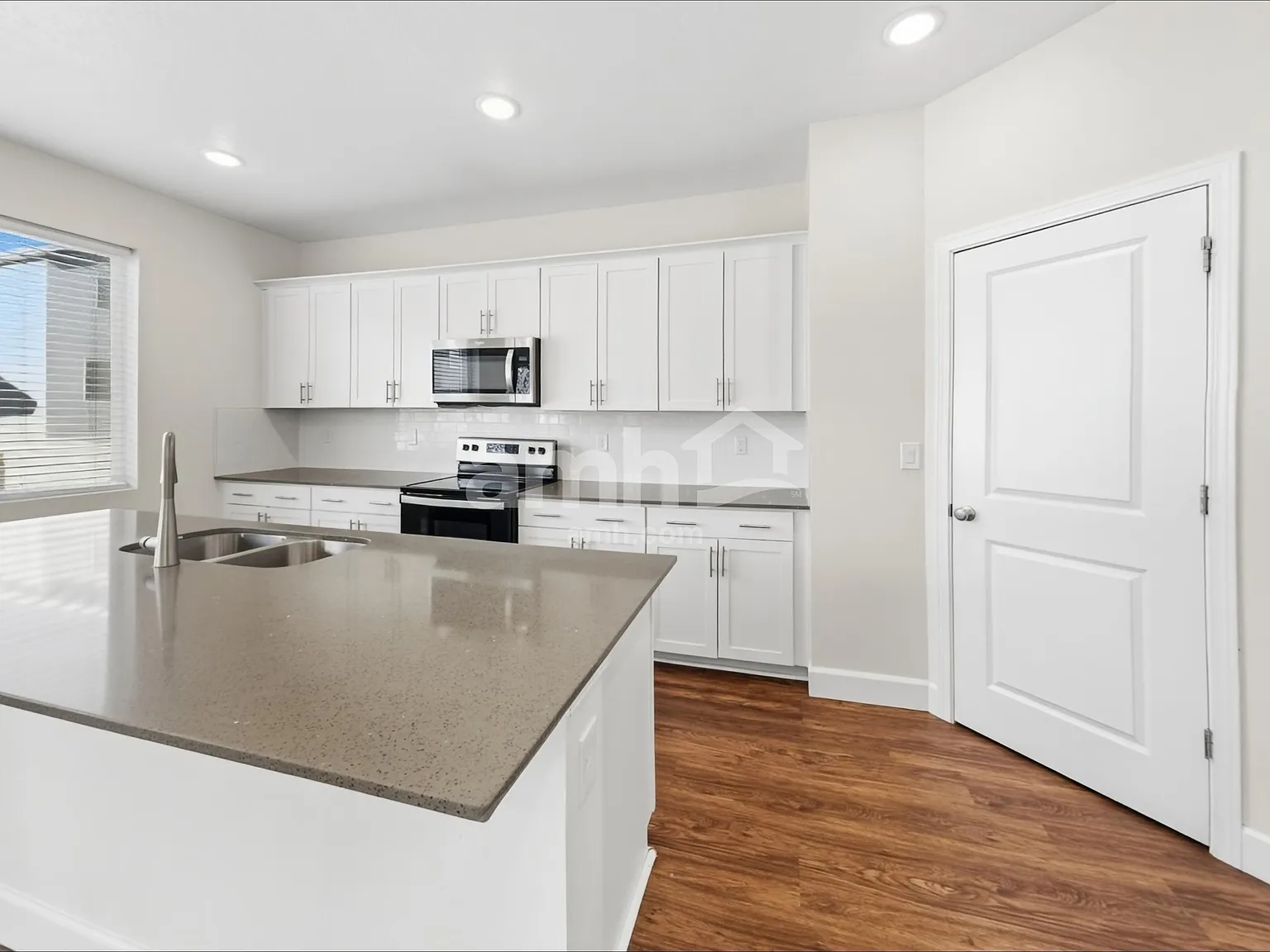 6 bed, 4.0 bath, 2942 sqft, $2,745 — Photo 4