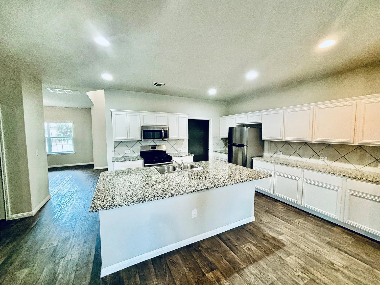 4 bed, 2.5 bath, 2570 sqft, $2,490 — Photo 2