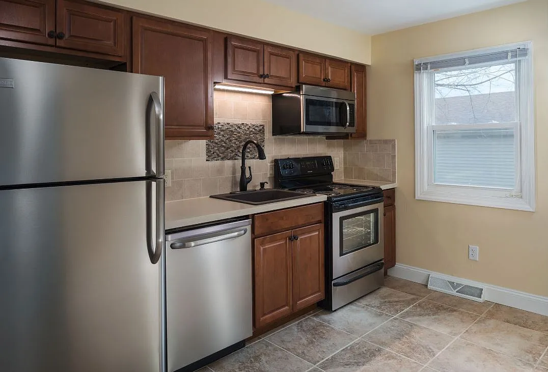 Lake Heights Apartments — Photo 1