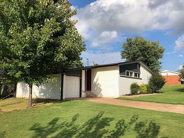 1st image of 2025 Edgewood Dr