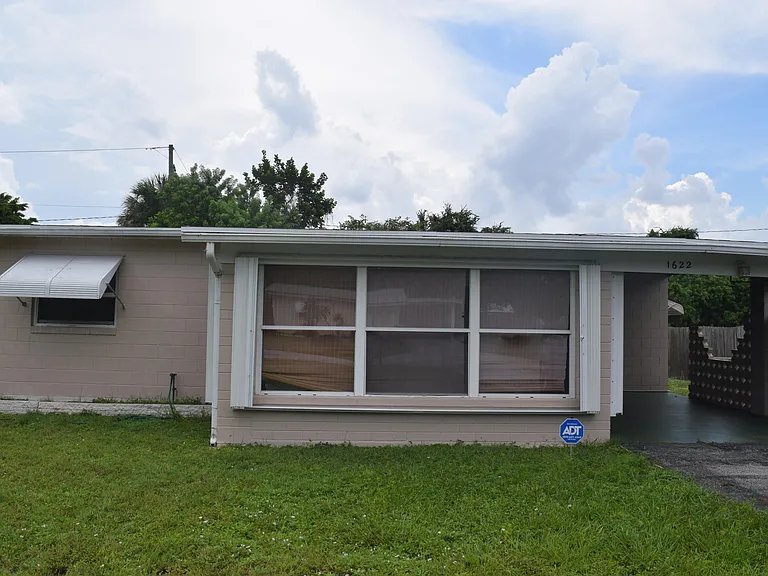 1622 NE Maureen Ct — Photo 1