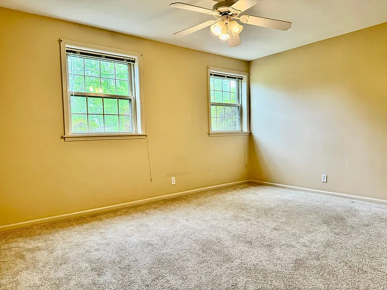 214 London Ln — Photo 32