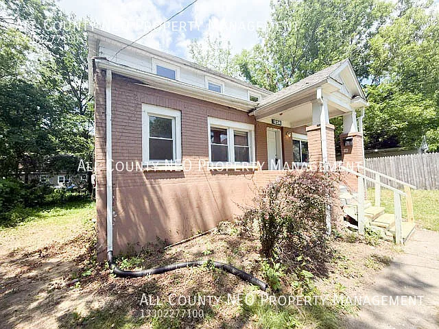 3 Bedroom Single-Family Home with Backyard - Apply Today! — Photo 2