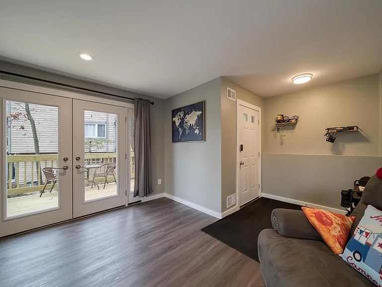 302 Heights Dr — Photo 3