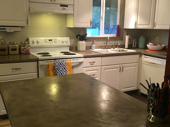 ISLAND & CUSTOM COUNTERS