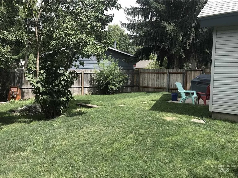 2233 S Euclid Ave — Photo 3