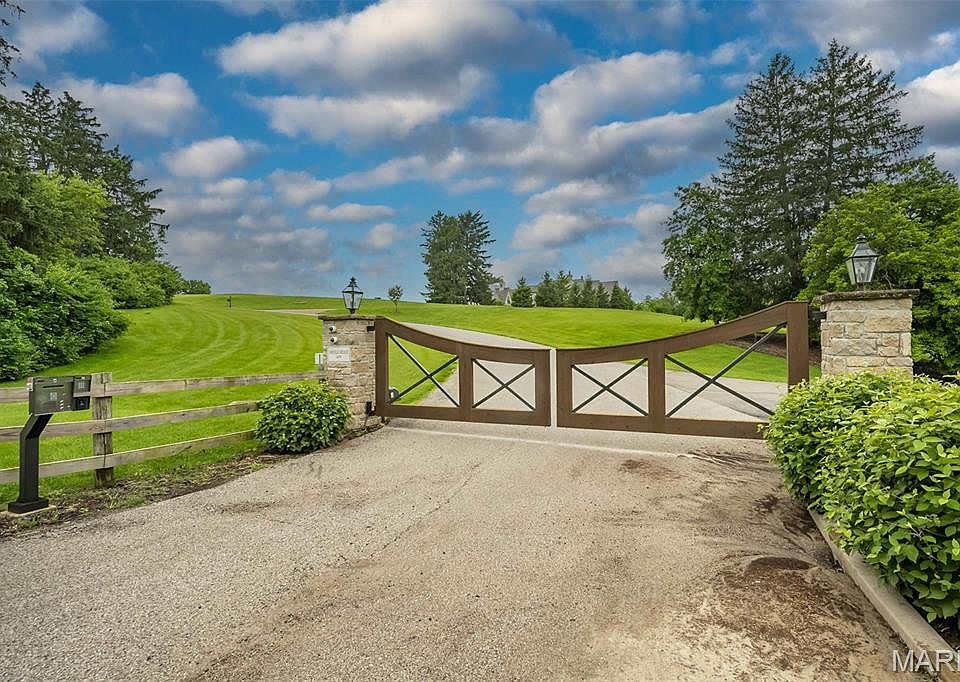 1st image of 9 Bridle Ridge Ln