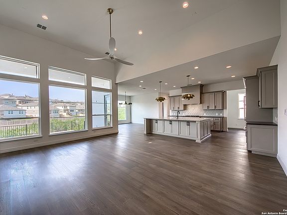 5th image of 318 Majestic Bluff