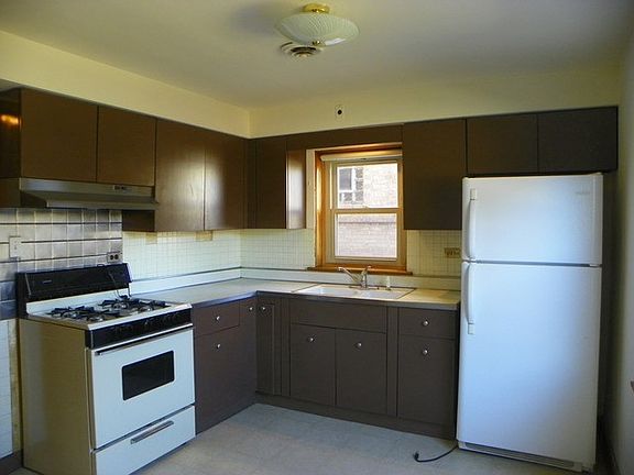 3rd image of 10523 S Artesian Ave APT Ge