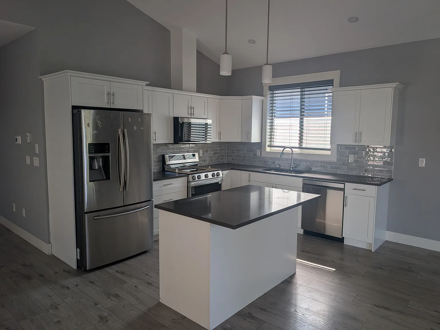 3 bed, 2.0 bath, 1354 sqft, $3,195 — Photo 4