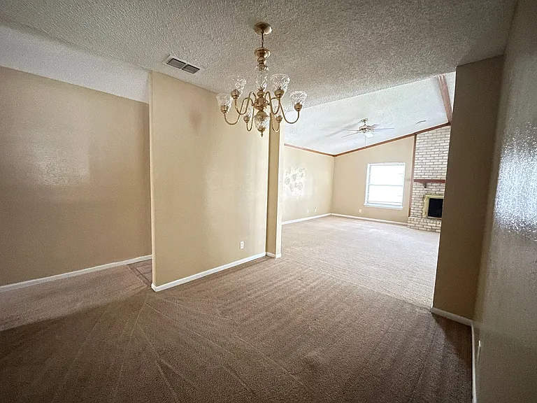 1409 Farhills Dr — Photo 7