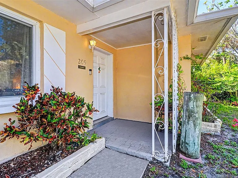 209 S Aurora Ave — Photo 3