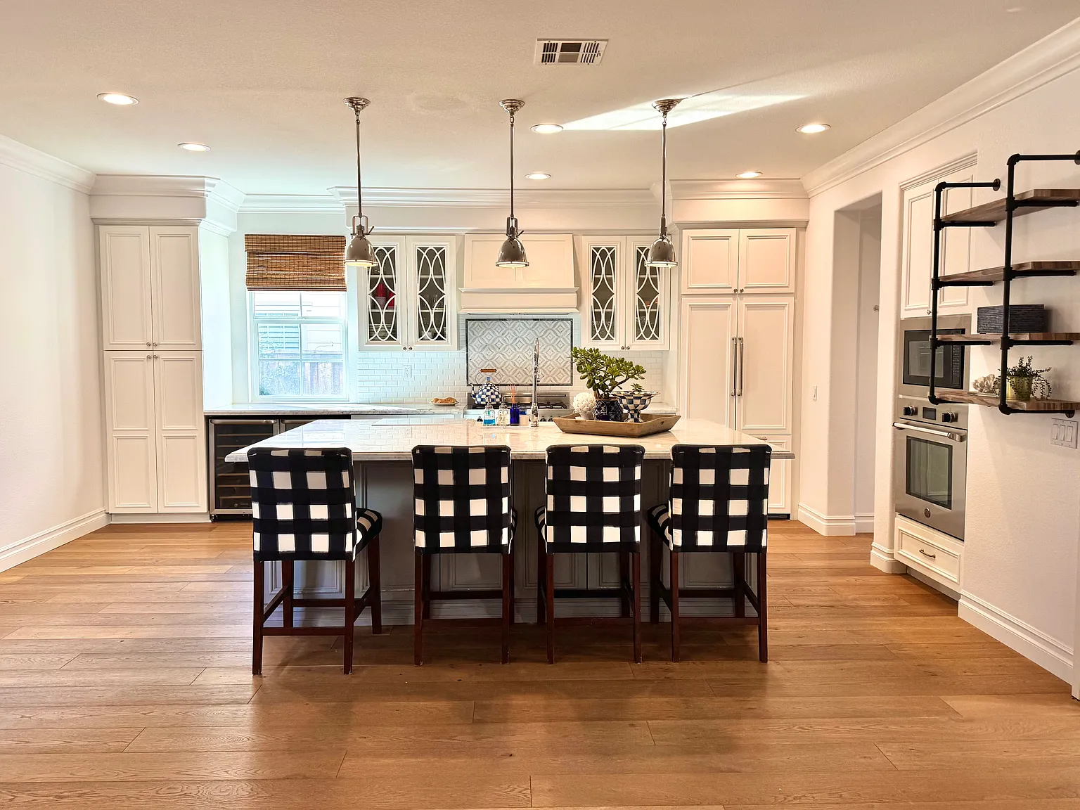 4 bed, 3.5 bath, 2693 sqft, $7,495 — Photo 3