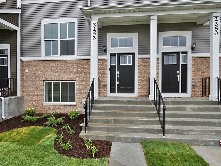2252 Stonegate Rd — Photo 2