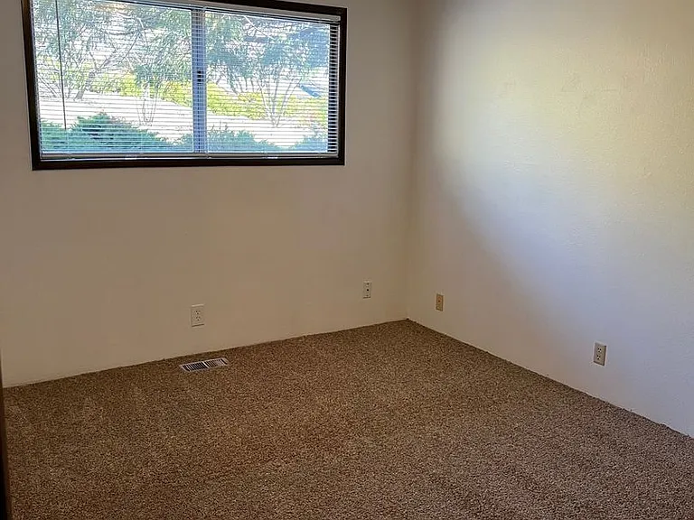 1915 Dawn Ct — Photo 6