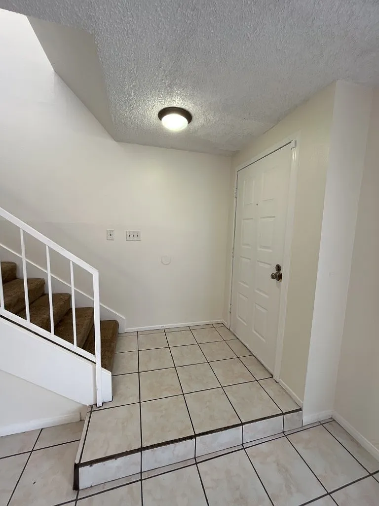 3 bed, 2.0 bath, 1401 sqft, $1,650 — Photo 2