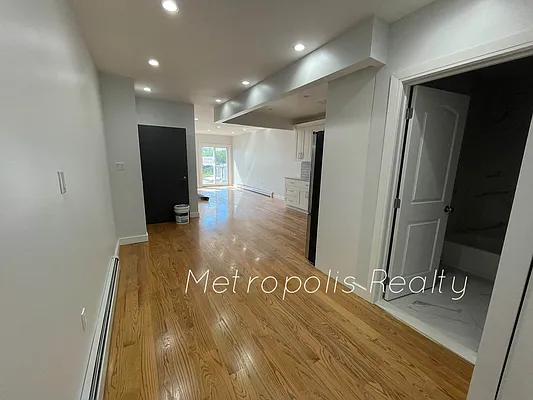 Rented by Metropolis International Realty Inc. | media 12
