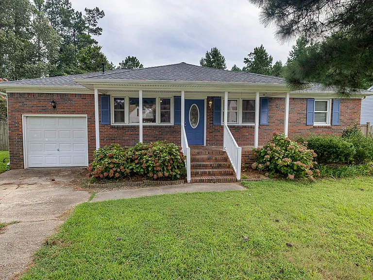 1104 Washington Dr — Photo 1