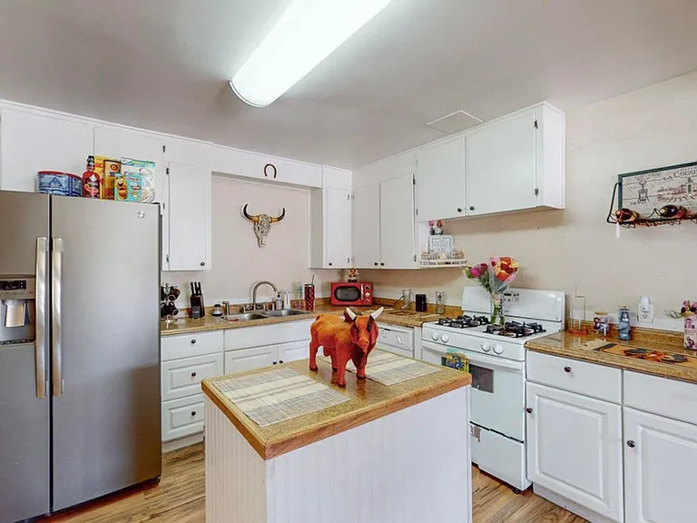 5700 Euclid Ave NE — Photo 4