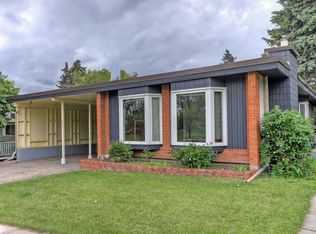 4315 E Charleswood Dr NW, Calgary, AB T2L 2E3