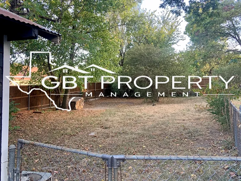 1539 Maple Ave — Photo 3