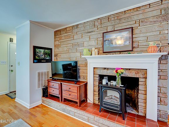 5th image of 1302 Heron Ave