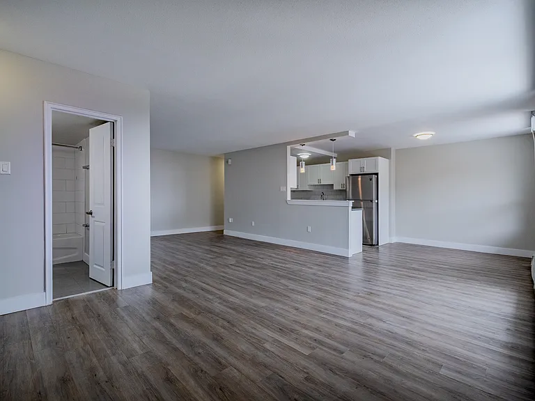 1126 Adelaide St N — Photo 12