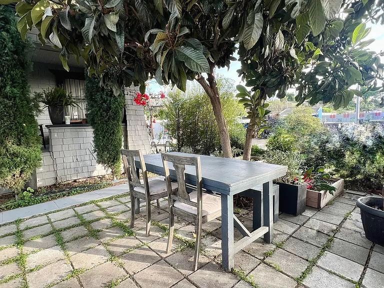 1118 N Hoover St — Photo 3