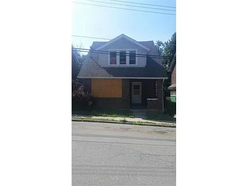 1358 Woodlawn Ave photo 1