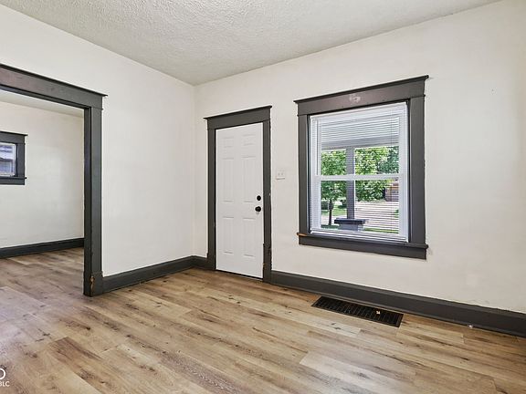 4th image of 3028 Hovey St