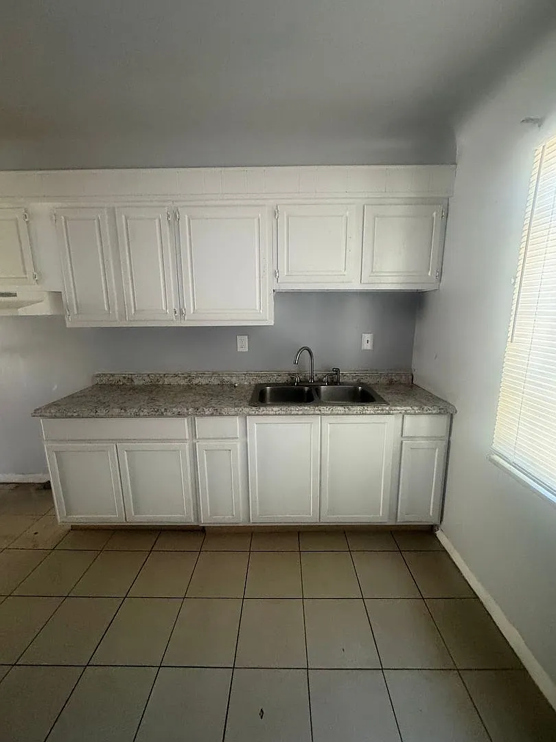 2 bedroom/ 1 bathroom Duplex! — Photo 3