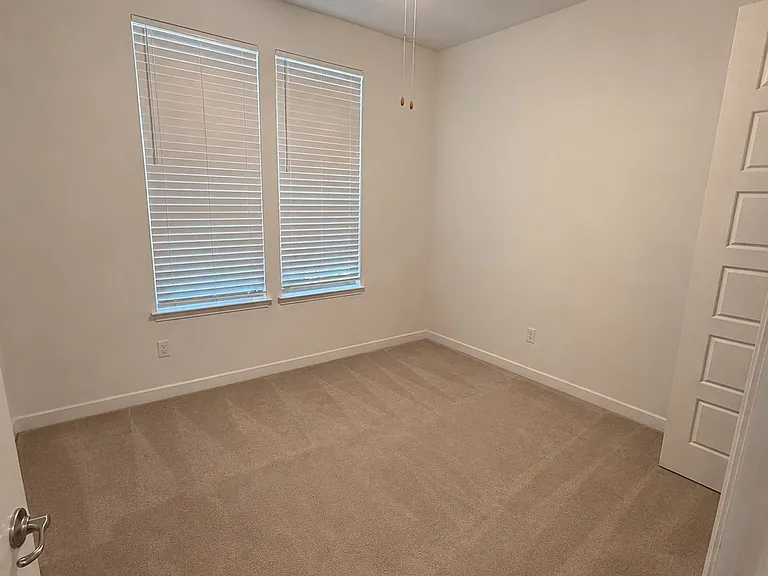 2217 Laguna Dr — Photo 2