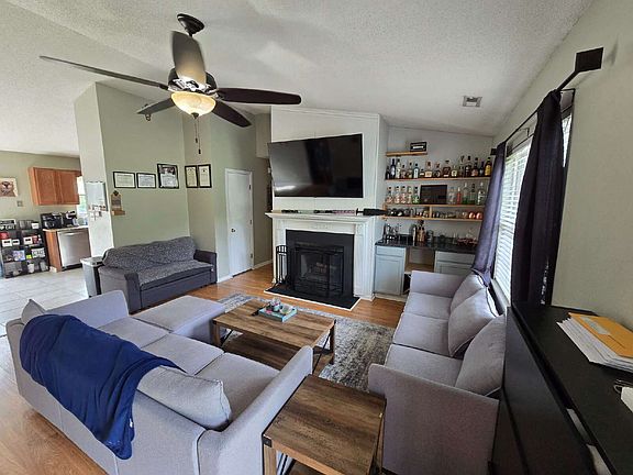 3rd image of 204 Winterberry Ct