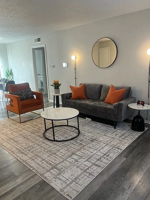 La Bella Apartments — Photo 4