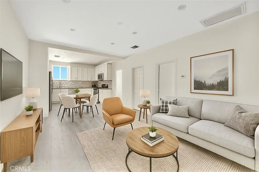 2 bed, 900 sqft, $2,725 — Photo 2