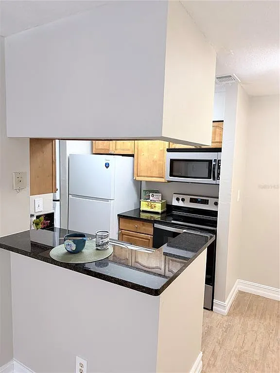 241 Afton Sq — Photo 4
