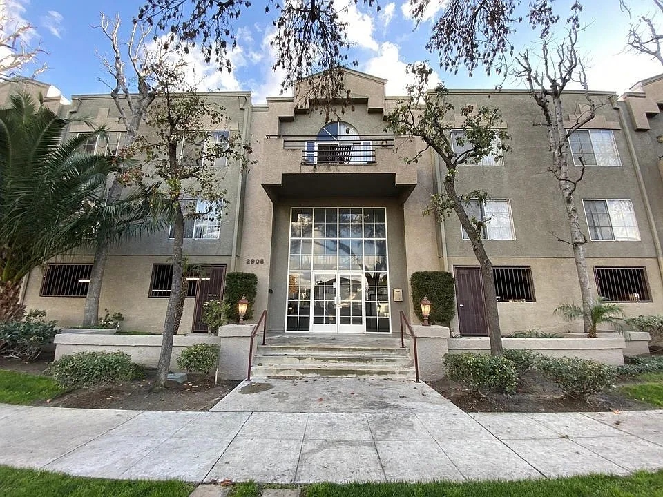 2908 W Victory Blvd E #E
